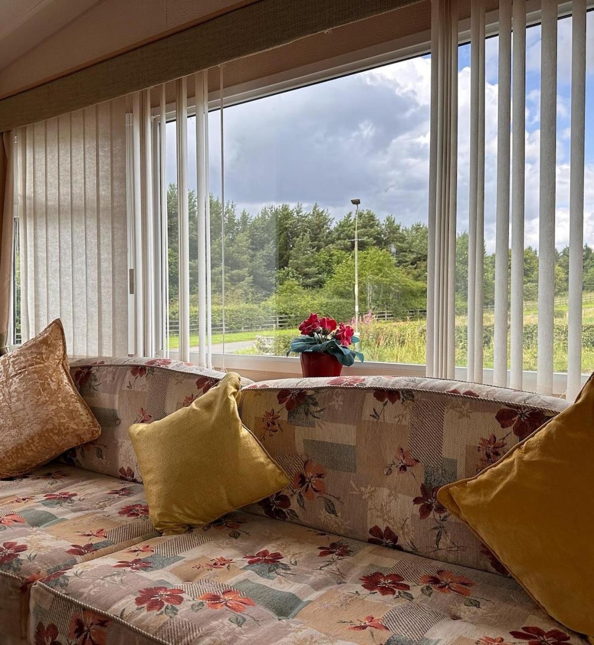 4-Bedroom Cosalt Caravan In Uddingston, Glasgow Exteriér fotografie